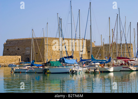 Heraklion Heraklion Kreta Griechenland Koules venezianische Festung 16thC und Boote im alten Hafen Stockfoto