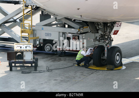 Flugzeug-Wartungsteam Überprüfung Flugzeug Reifen Soekarno Hatta International Airport, Jakarta, Indonesien. Stockfoto