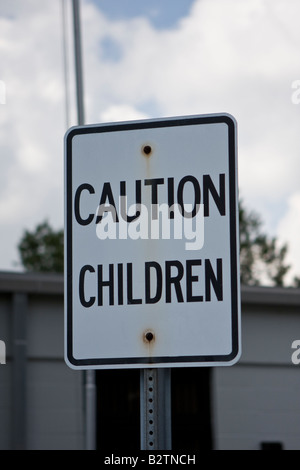 Vorsicht Kinder Kontrolle Verkehrszeichen Stockfoto