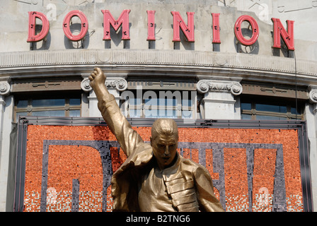 Statue von Freddy Mercury außerhalb Dominion Theatre in Tottenham Court Road, London, England Stockfoto