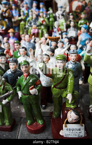 Keramische Mao und andere kommunistische Persönlichkeiten zum Verkauf auf dem Panjiayuan-Markt in Peking, China. Stockfoto