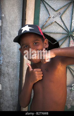 Ein kleiner Junge posiert für ein Foto in der lateinischen Amerikas größte Favela oder Slum, Rocinha in Rio De Janeiro, Brasilien. Stockfoto