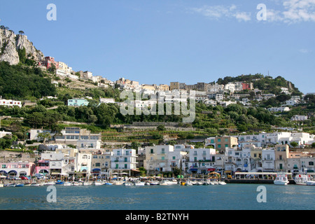 Die Insel Capri aus seinem Hafen in Italien Stockfoto