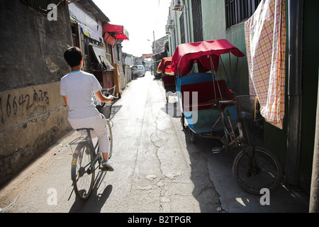 Eine Straße in einem traditionellen Hutong oder Nachbarschaft im Bereich Qianmen von Peking, China. Stockfoto