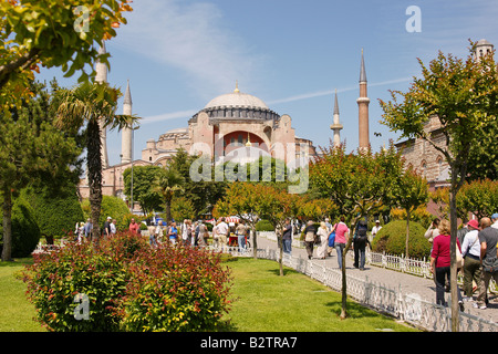 Touristen, die zu Fuß in Richtung Aya Sofya oder Hagia Sophia in Istanbul Türkei Stockfoto