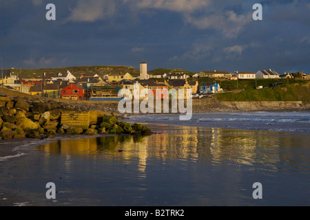 Die Küstenstadt Golfen und Surfen Stadt von Lahinch Co Clare Ireland Spiegelbild im Wasser bei Sonnenuntergang Stockfoto