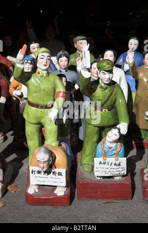 Keramische Mao und andere kommunistische Persönlichkeiten zum Verkauf auf dem Panjiayuan-Markt in Peking, China. Stockfoto