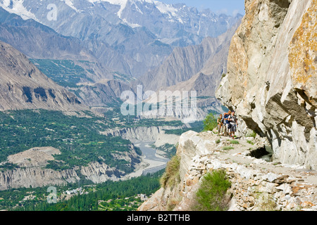 Wanderer auf einen unsicheren Weg in den Bergen oberhalb von Karimabad in Nordpakistan das Hunza-Tal Stockfoto