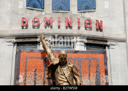 Statue von Freddy Mercury außerhalb Dominion Theatre in Tottenham Court Road, London, England Stockfoto