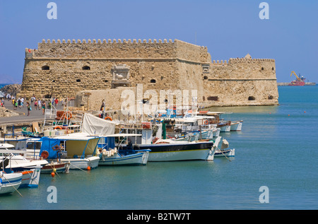 Heraklion, Heraklion, Kreta, Griechenland. Venezianische Festung Koules (16thC) und Boote im alten Hafen Stockfoto