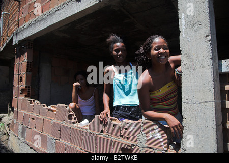 Junge Frauen posieren für ein Foto im lateinischen Amerikas größte Favela oder Slum, Rocinha in Rio De Janeiro, Brasilien. Stockfoto