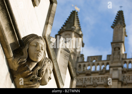 Geschnitztes weibliches Gesicht in der Nähe von Liebhaber grotesken und zwei Türme Magdalen College auf dem Dach Oxford University England Stockfoto