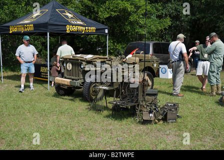 der Jahrgang U S Armeeausrüstung im fairen Gainesville Florida anzeigen Stockfoto