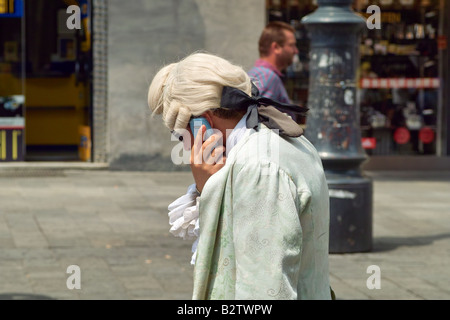 18. Jahrhundert-Mann auf dem Handy Stockfoto