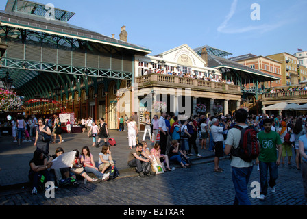 Besucher in Covent Garden Piazza im Sommer abends London England Stockfoto