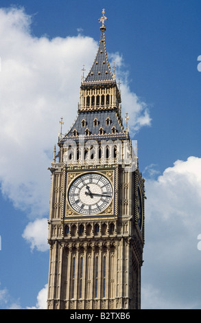 Blick auf den Uhrturm Big Ben an der Themse im Zentrum von London Stockfoto
