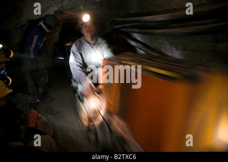 Ein Bergmann fliegt vorbei auf einem Wagen in Cerro Rico oder Rich Mountain, die größte Quelle von Silber, die jemals gefunden, in Potosi, Bolivien Stockfoto