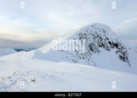 Wanderer, die den Gipfel des Stob Ghabhar verlassen Stockfoto