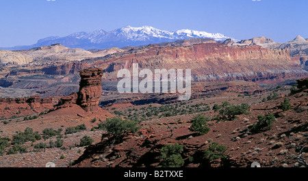Ein Blick auf die roten Felsen-Schluchten des Capitol Reef Snow capped Henry Mounains sind im Hintergrund Stockfoto