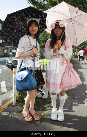 Zwei junge japanische Mädchen nehmen Teil Cos spielen oder Kostüm spielen in Harajuku in Tokio, Japan. Stockfoto