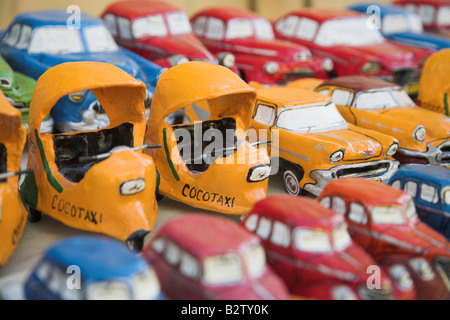 Modelle Coco Taxis und Autos auf dem Display auf dem Markt in Havanna, Habana Vieja in Kuba. Stockfoto