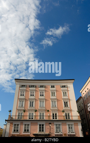 Architektur von Alter (Alter Markt) Marktplatz in Salzburg, Österreich Stockfoto