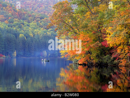 Ein herrlichen Herbst Farbumschlag überkommt einen kleinen See in den Great Smoky Mountains im Oktober Stockfoto