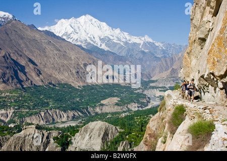 Wanderer auf einen unsicheren Weg in den Bergen oberhalb von Karimabad in Nordpakistan das Hunza-Tal Stockfoto