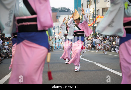 Tänzer in traditionellen japanischen Kostüm lärmanfällig in den Straßen von Tokushima während der Awa Odori Festival in Japan. Stockfoto