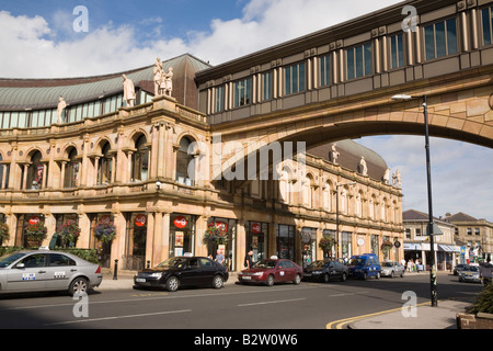 Harrogate Yorkshire England UK Victoria Shopping Centre Gebäude außen und Fußgängerbrücke über die Straße Stockfoto