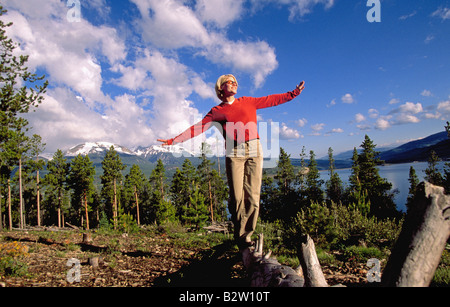 Ein Wanderer geht ein Protokoll in den Rocky Mountains in der Nähe der Stadt von Vail Colorado Resort an einem Sommertag Stockfoto
