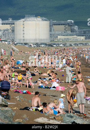 Belebten Strand am Prigorodnoye in der Nähe von Korsakow auf Sachalin mit LNG-Tanks von Shell 2008 gebaut Stockfoto