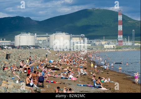 Belebten Strand am Prigorodnoye in der Nähe von Korsakow auf Sachalin mit LNG-Tanks von Shell 2008 gebaut Stockfoto