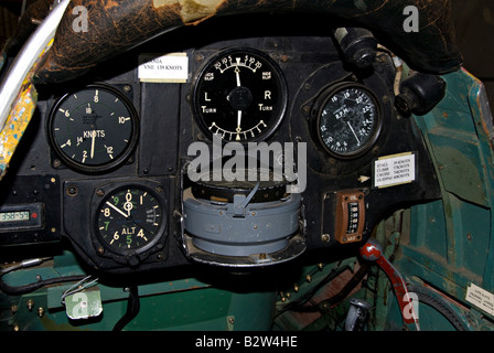 Cockpit-Instrumente in 1933 DH82a Tiger Moth. Stockfoto