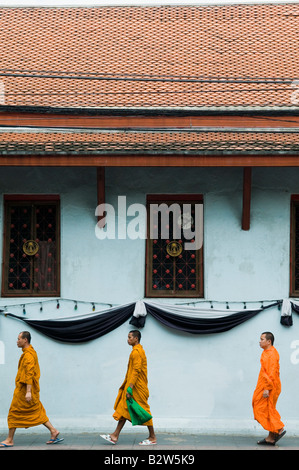 Buddhistische Mönche gehen vor Wat Mahatat Tempel in Angkok Thailand Stockfoto