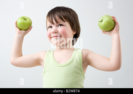 Boy Holding Äpfel Stockfoto