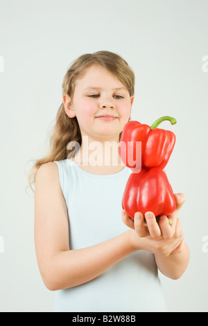 Mädchen balancing Paprika Stockfoto