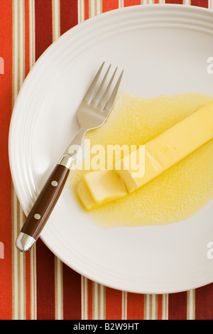 Butter schmelzen, auf einem Teller Stockfoto