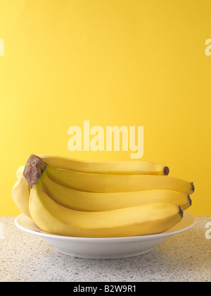 Bananen in eine Schüssel geben Stockfoto