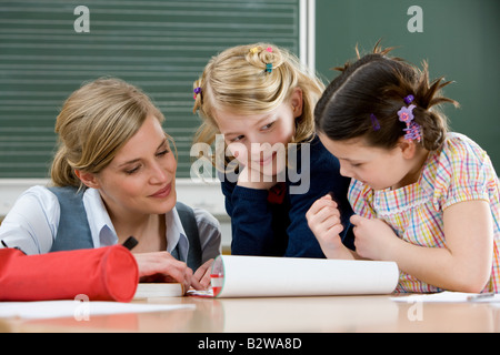 Zwei Mädchen und Lehrer Stockfoto