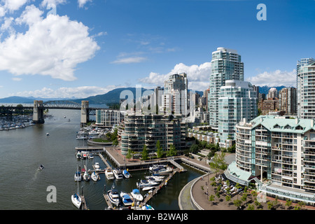 Die Nordseite des False Creek und Burrard Bridge von Granville Bridge in Vancouver, BC, Kanada gesehen. Stockfoto