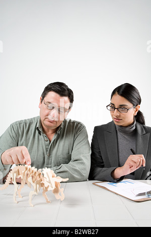 Wissenschaftler mit Modell Dinosaurier Stockfoto