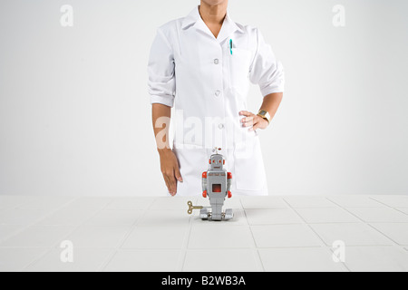 Wissenschaftler und Roboter Stockfoto