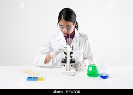 Wissenschaftler mit Mikroskop Stockfoto