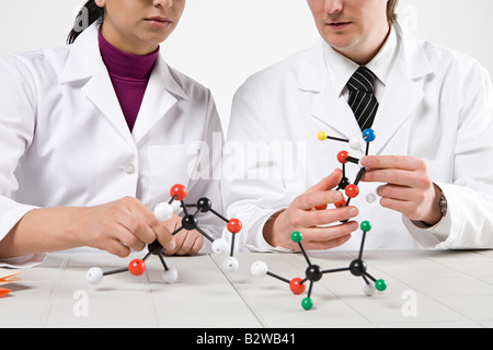 Wissenschaftler mit Molekül-Modelle Stockfoto