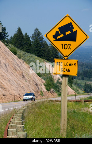 10 Klasse Straßenschild auf dem hohen Berg Teton Pass auf Wyoming Highway 22 in der Nähe der Staatsgrenze von Wyoming und Idaho Stockfoto