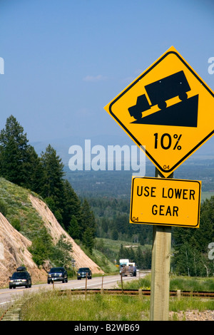 10 Klasse Straßenschild auf dem hohen Berg Teton Pass auf Wyoming Highway 22 in der Nähe der Staatsgrenze von Wyoming und Idaho Stockfoto