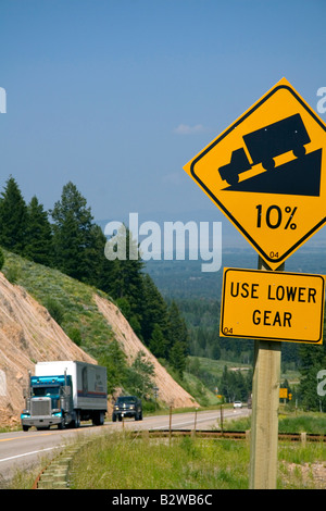 10 Klasse Straßenschild auf dem hohen Berg Teton Pass auf Wyoming Highway 22 in der Nähe der Staatsgrenze von Wyoming und Idaho Stockfoto