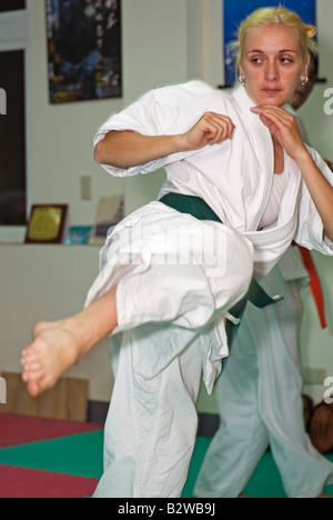 Junge Frau üben Seite tritt in Kickboxen Klasse, Taiwan, China Stockfoto