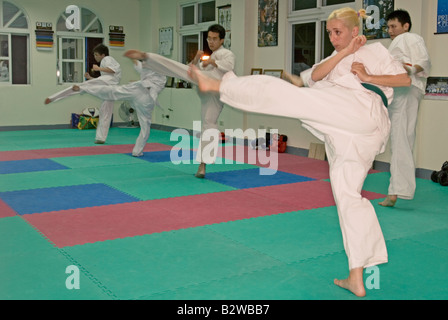 Junge Frauen und Männer üben treten in Kickboxen Klasse, Taiwan, China Stockfoto